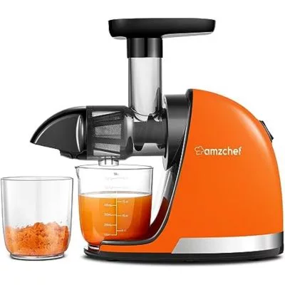 Licuadora AMZCHEF prensado en frío de color naranja llenando un zumo de naranja