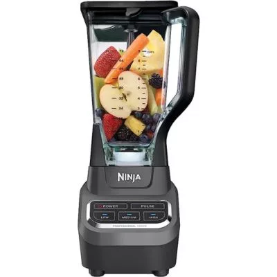 Ninja BL610 - Licuadora llena de frutas lista para triturarla